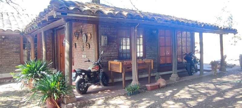 PARCELA CON 2 CASAS Y AGUA POTABLE SIN RESTRICCIONES