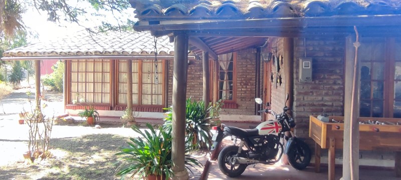 PARCELA CON 2 CASAS Y AGUA POTABLE SIN RESTRICCIONES